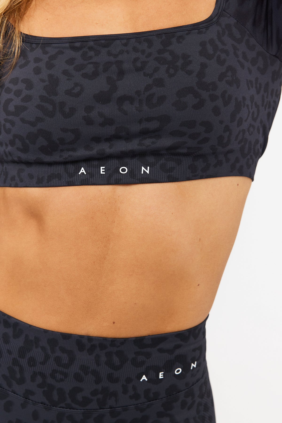 MOTION LEO CROP TOP Z DOLGIMI ROKAVI V2