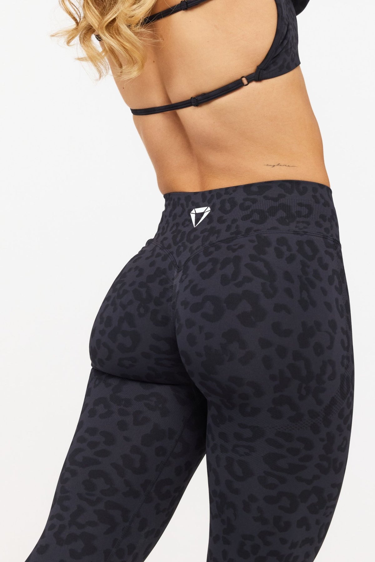 MOTION LEO MID WAIST SCRUNCH CAPRI PAJKICE V2