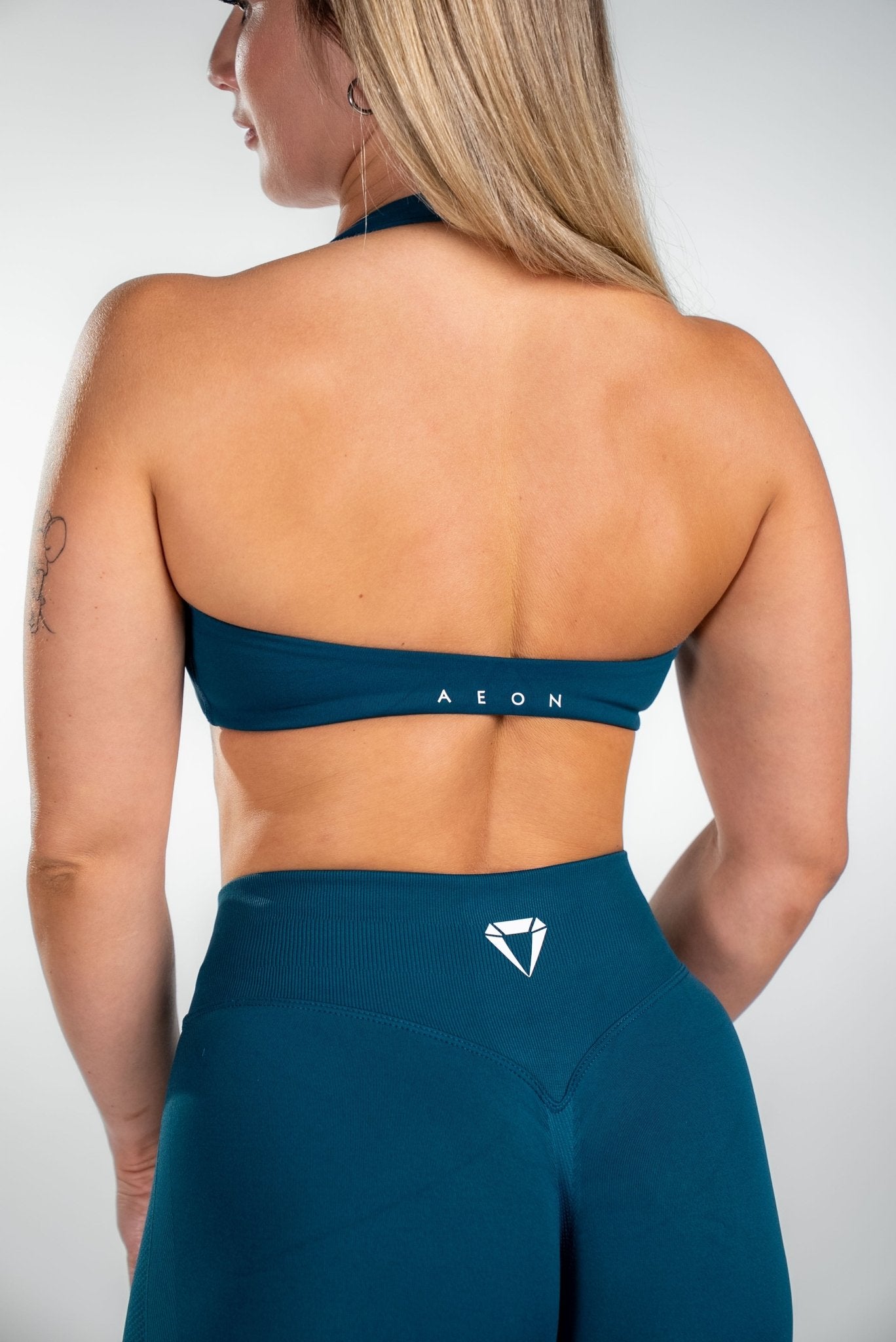 MOTION SEAMLESS HALTER NECK BRA V2 - Aeon Athletics