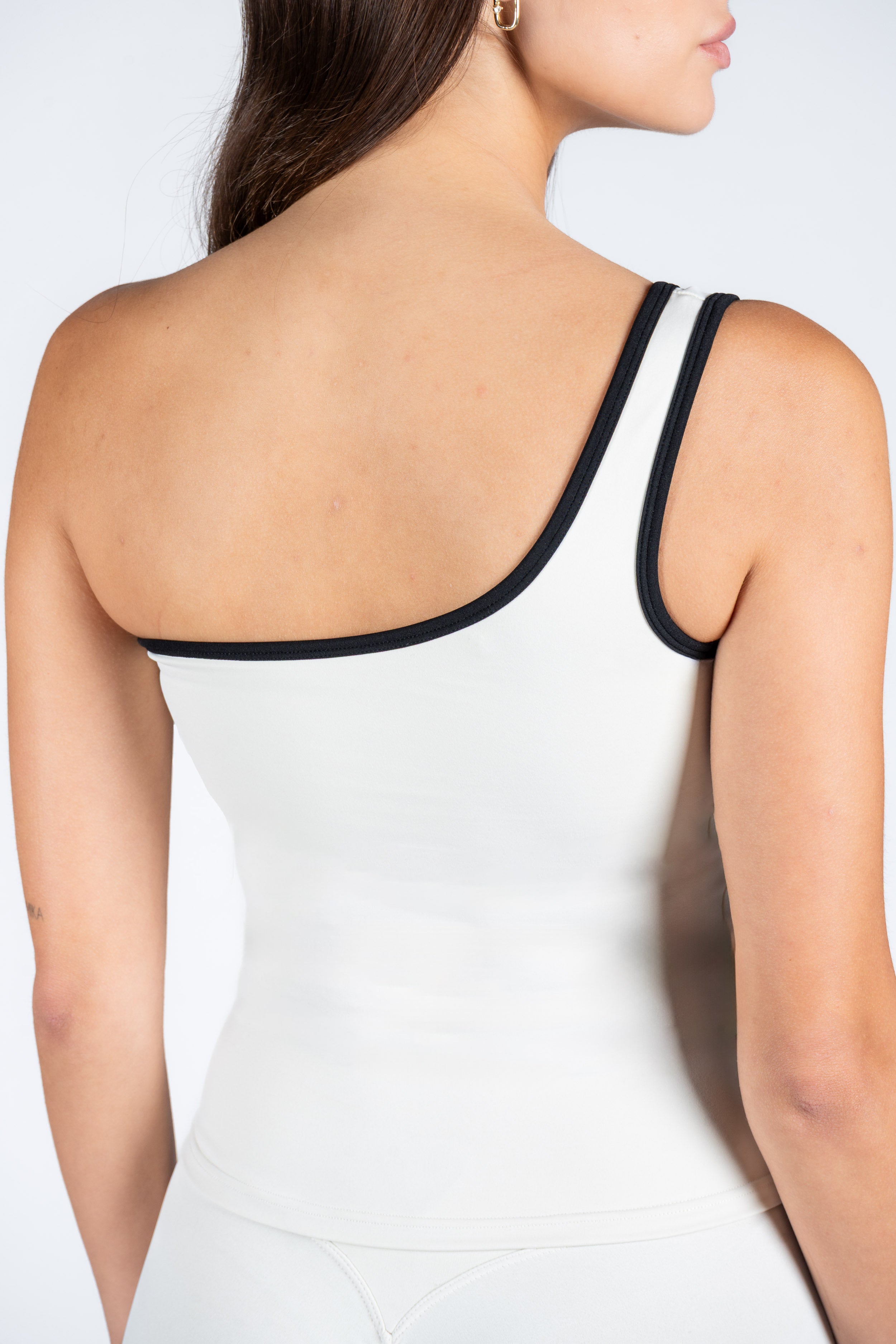 SECOND SKIN CONTRAST ONE SHOULDER TOP