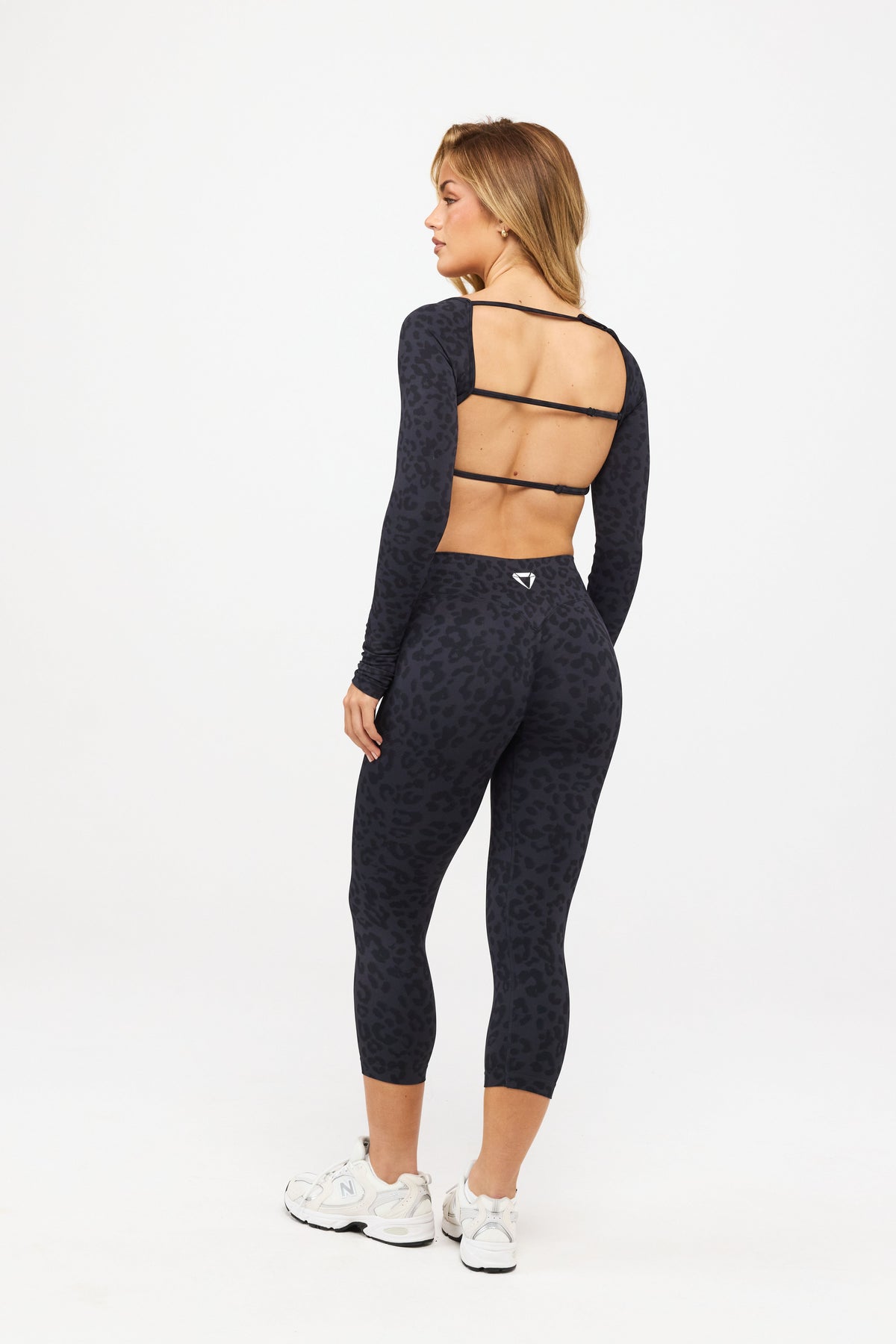 MOTION LEO CROP TOP Z DOLGIMI ROKAVI V2