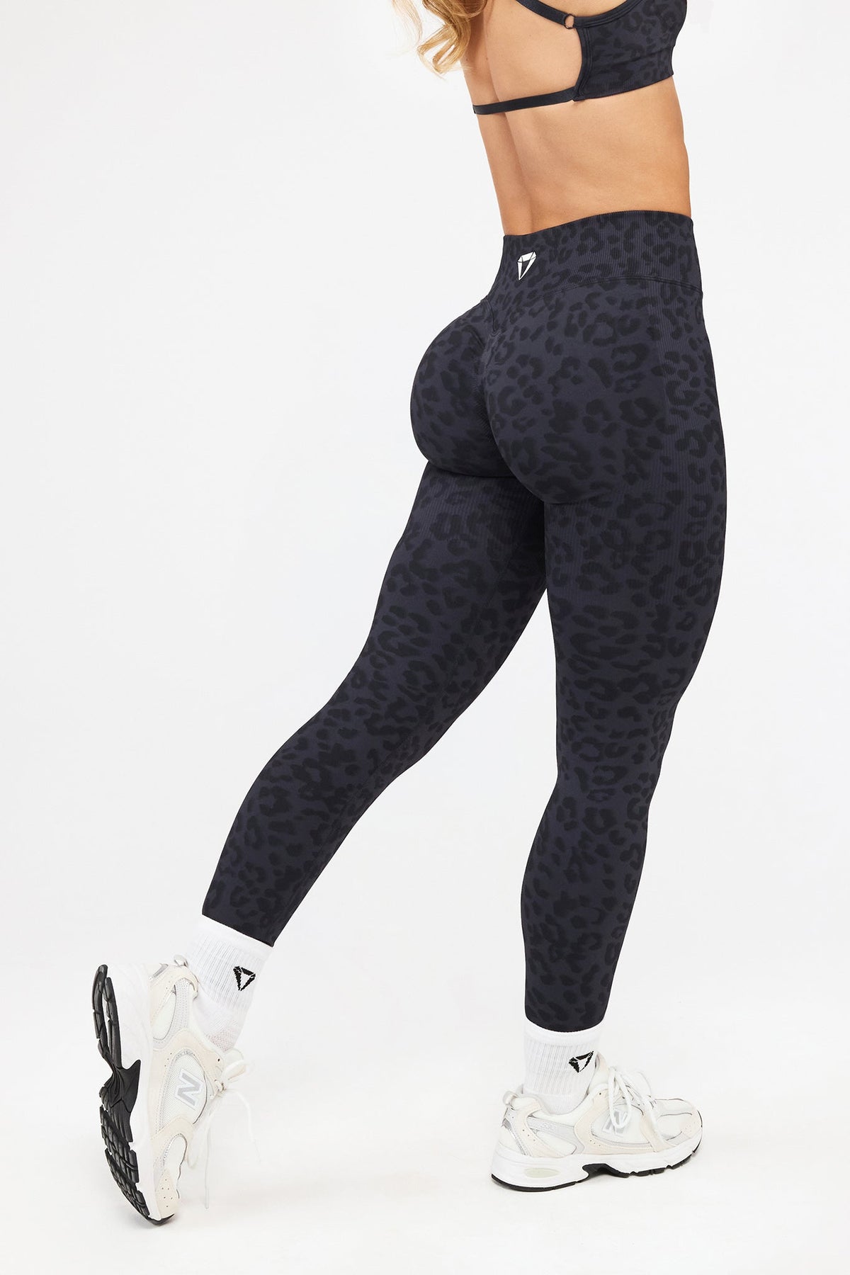 DEFINE LEO SCRUNCH LEGGINGS - Aeon Athletics