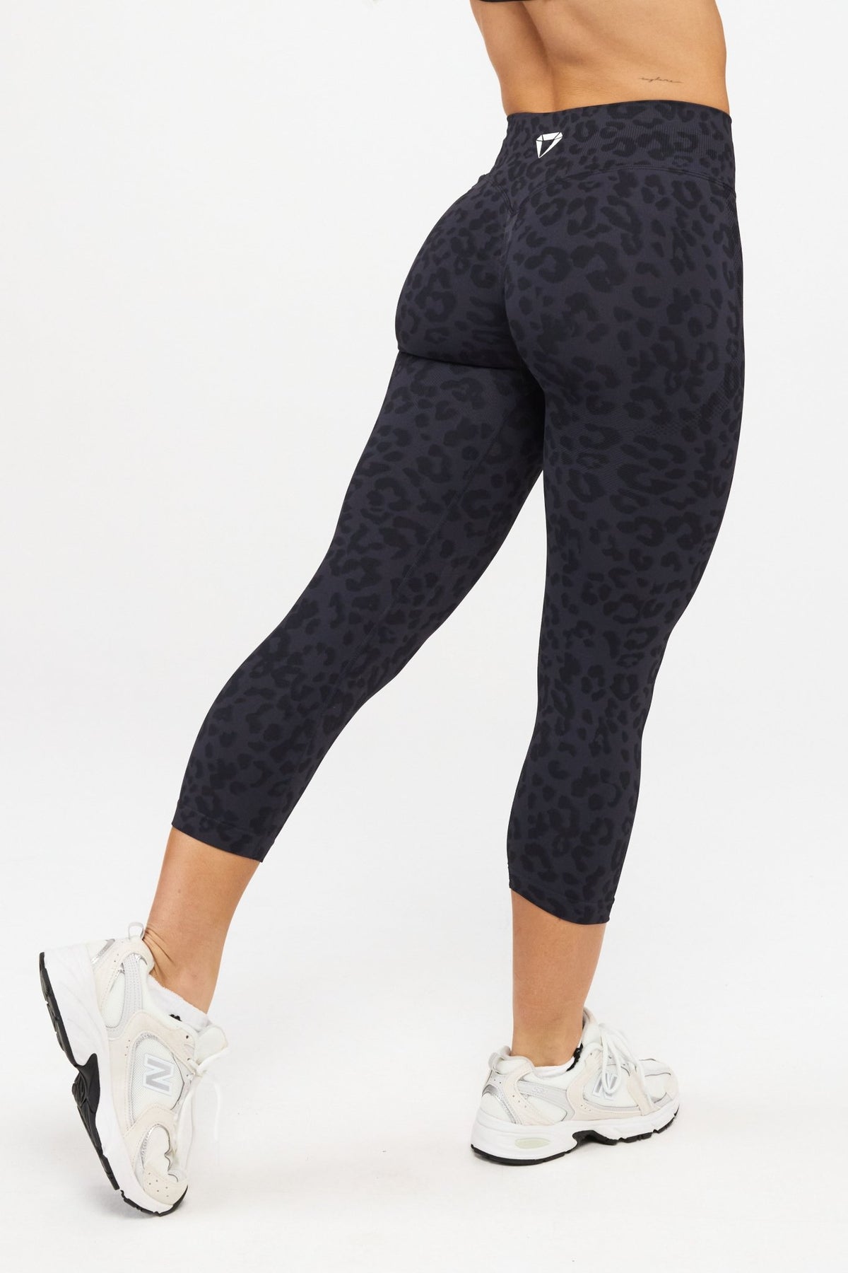 MOTION LEO MID WAIST SCRUNCH CAPRI PAJKICE V2