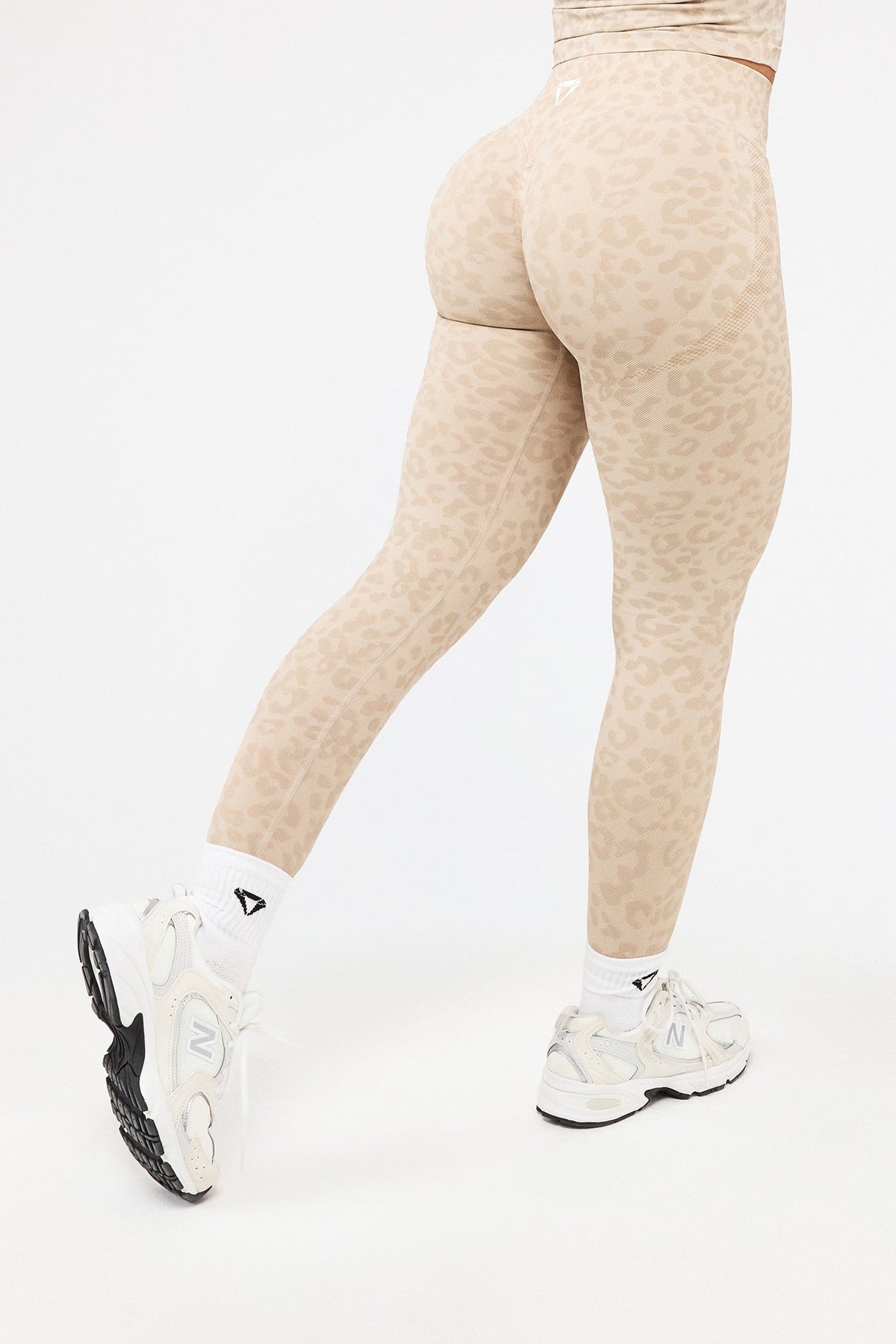 MOTION LEO MID WAIST SCRUNCH LEGGINGS V2 - Aeon Athletics